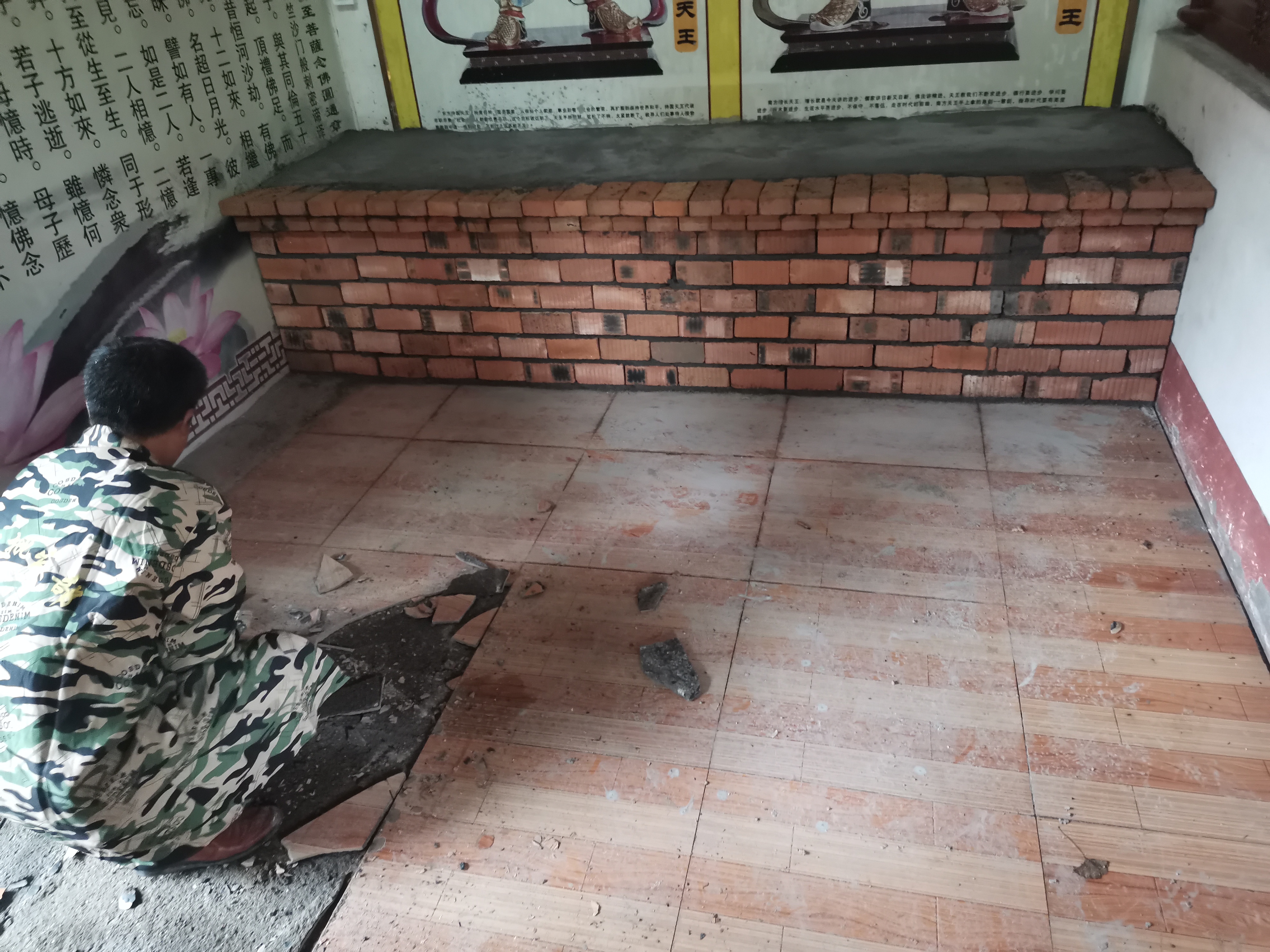 豪门国际天王殿铺设地砖及牌匾贴金